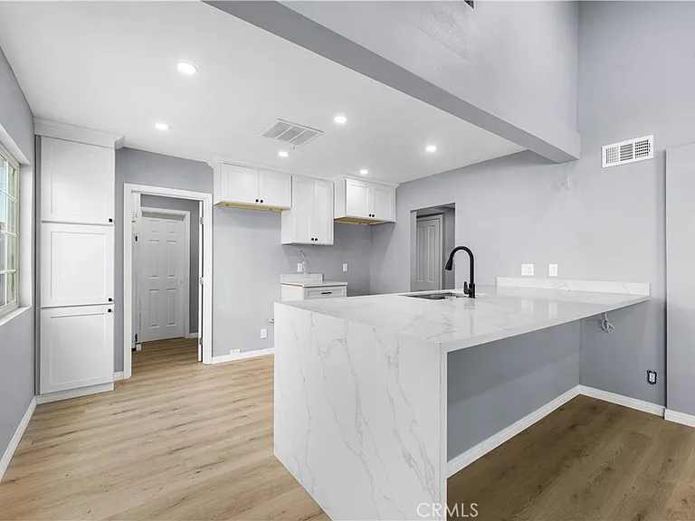5651 Radford Ave — Photo 6