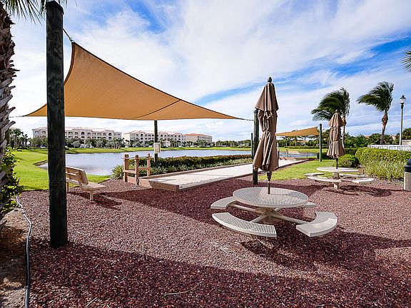 5th image of 32 Harbour Isle Drive W #202