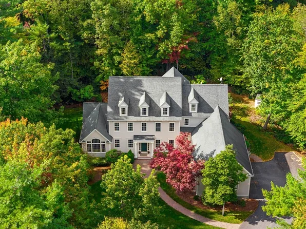 11 Aspen Ln, Bedford, NH 03110