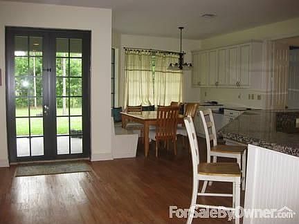 Breakfast nook w/built in bench seating