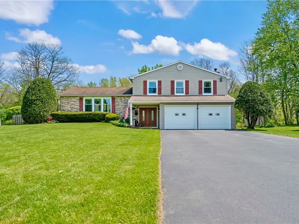 111 Creekside Dr, Farmington, NY 14425