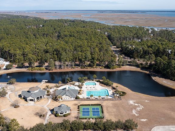 5th image of 306 Clubhouse Cir