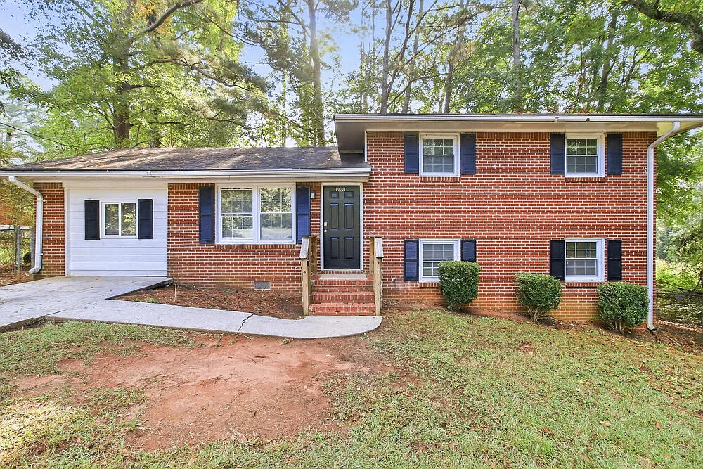 3 bed, 1.0 bath, 1586 sqft, $1,665 — Photo 1