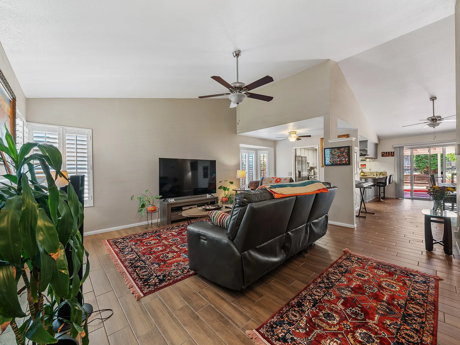 3 bed, 1389 sqft, $4,100 — Photo 3