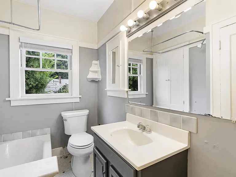 2567 NW Raleigh St — Photo 18