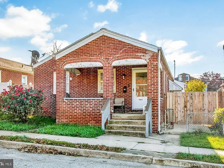 662 York St — Photo 1