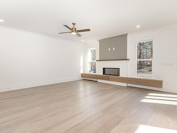 2nd image of 907 Danbury Dr