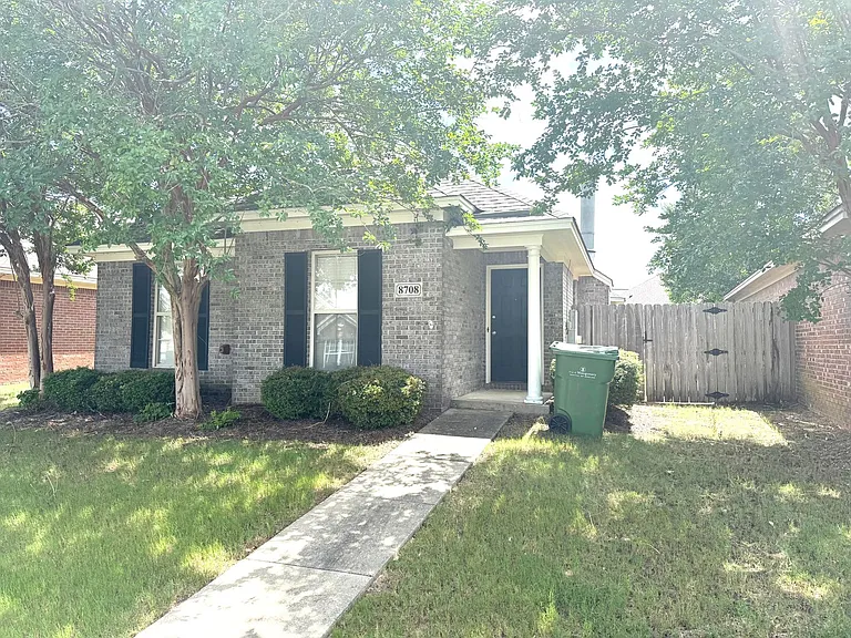 8708 Lindsey Ln — Photo 1