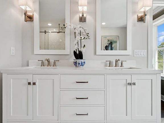 Freestanding vanity in primary bath