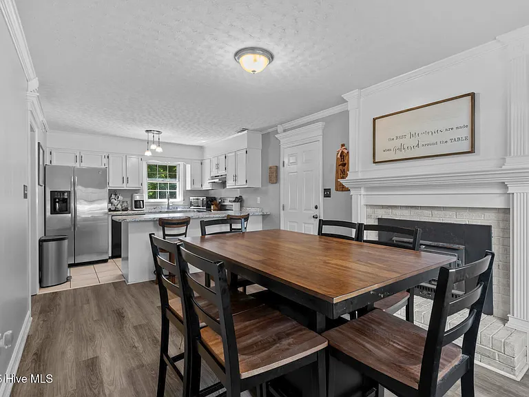 210 E Willowood Ln — Photo 4