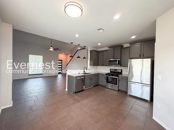 4 bed, 2.5 bath, 2079 sqft, $2,175 — Photo 4