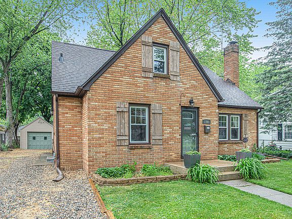 3rd image of 1303 Cambridge Dr