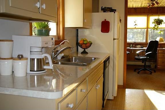 Bright Kitchen w/adjacent office/breakfast room