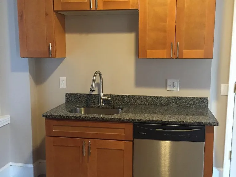 241 Maverick St #3R — Photo 4