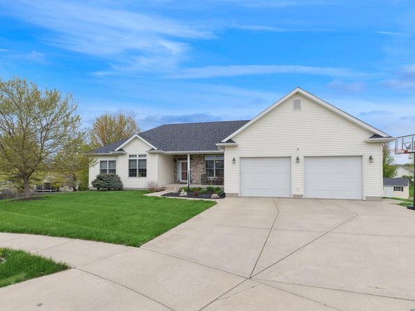 1637 Hickory Bend Ct, De Witt, IA 52742