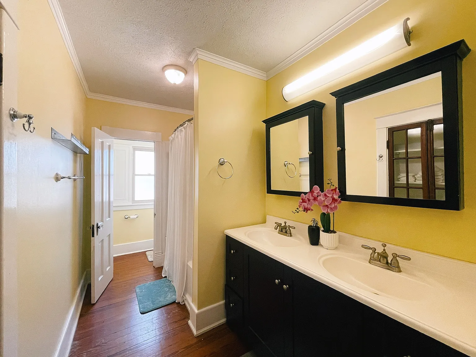 319 E Walnut St — Photo 4