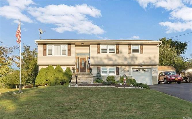 1st image of 21 Hawthorne Dr