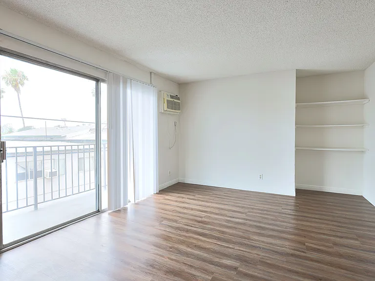 123 N Mariposa Ave — Photo 2