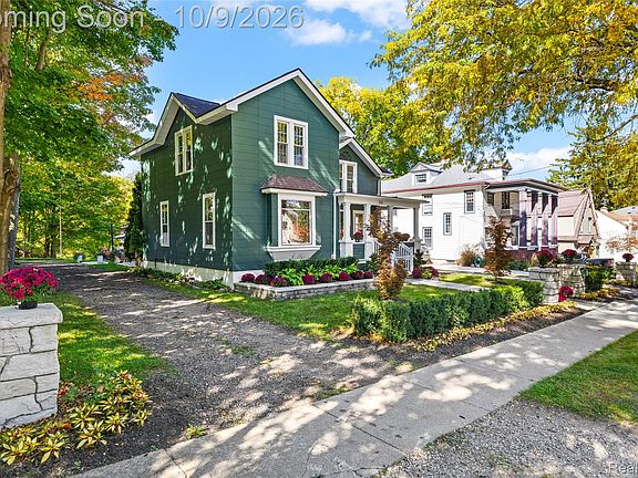 4th image of 210 College St