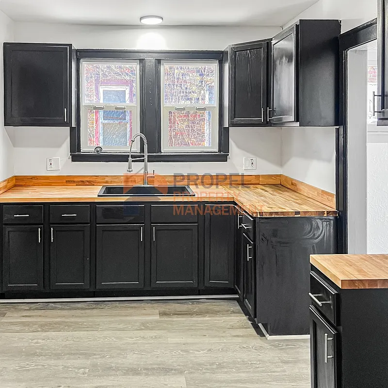 5 bed, 1.5 bath, 1450 sqft, $1,700 — Photo 2