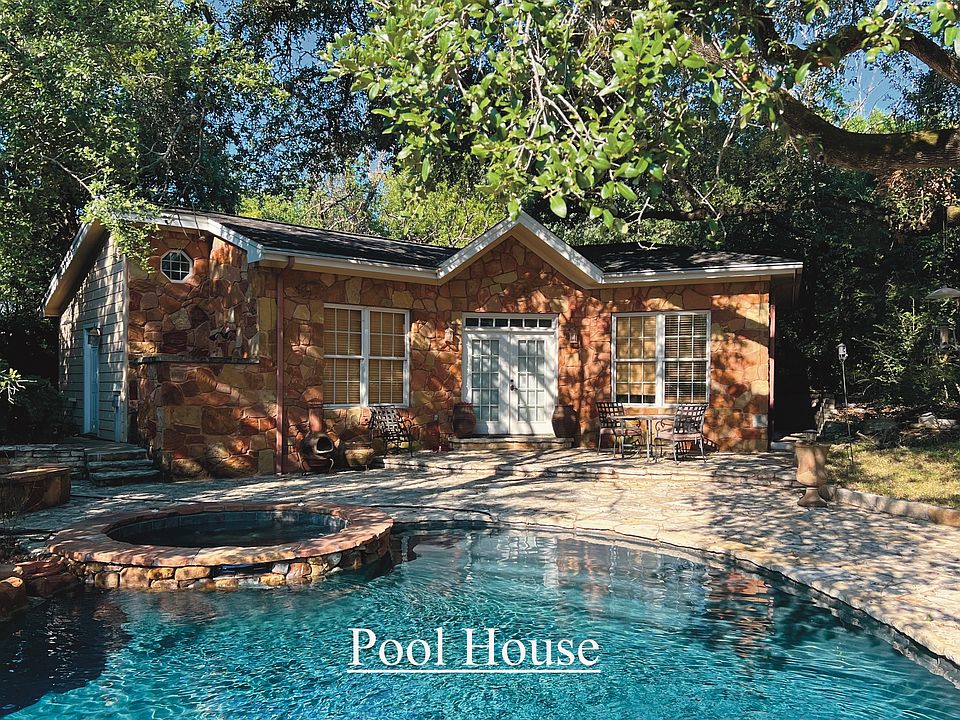 Pool House / Guest House
This is a separate building in the backyard. Great for relaxing, working out or use as a guest house or office.
Has a half bath with outdoor shower, microwave, TV, mini-fridge and pool table.