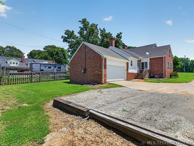 1525 Hillcrest Dr — Photo 34