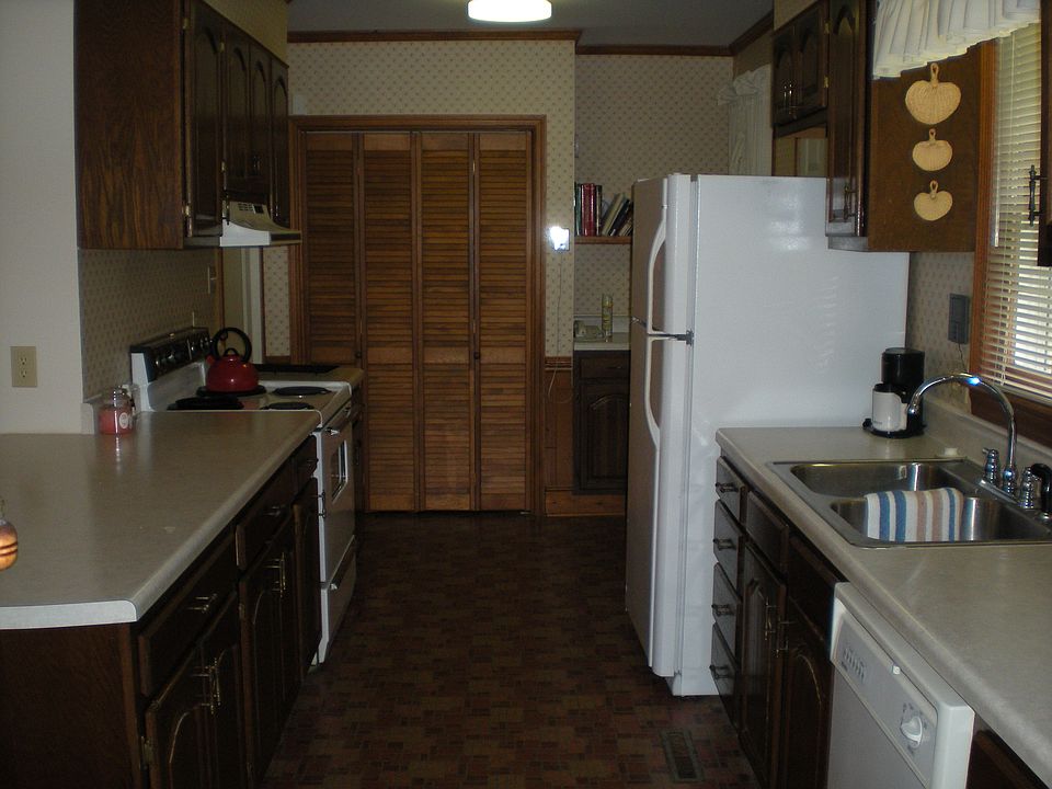 2nd image of 105 Pine St