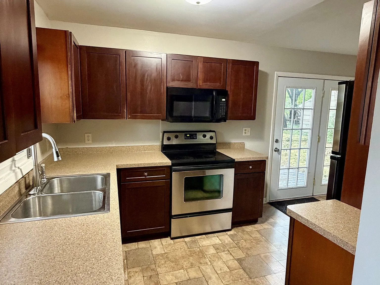 4 bed, 1224 sqft, $2,400 — Photo 4
