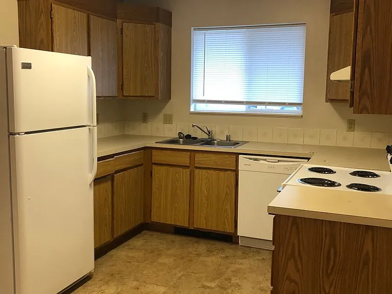 1557 NW Turner Dr — Photo 2