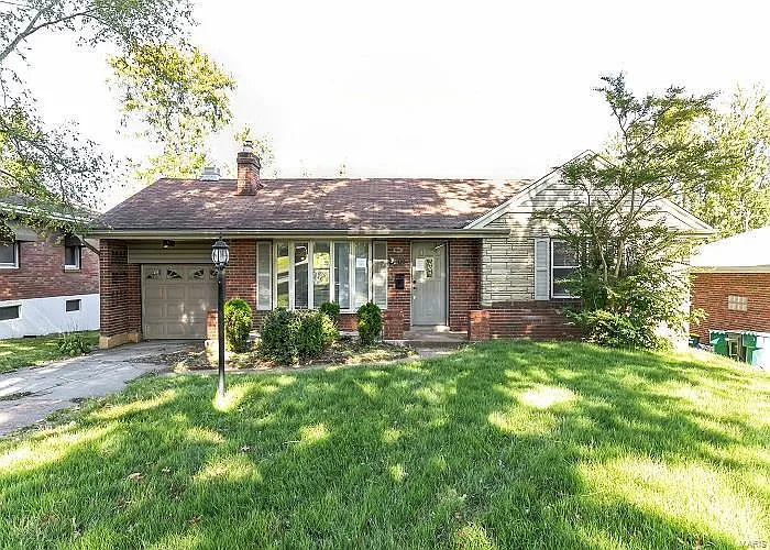 1225 Edgewater Dr photo 1