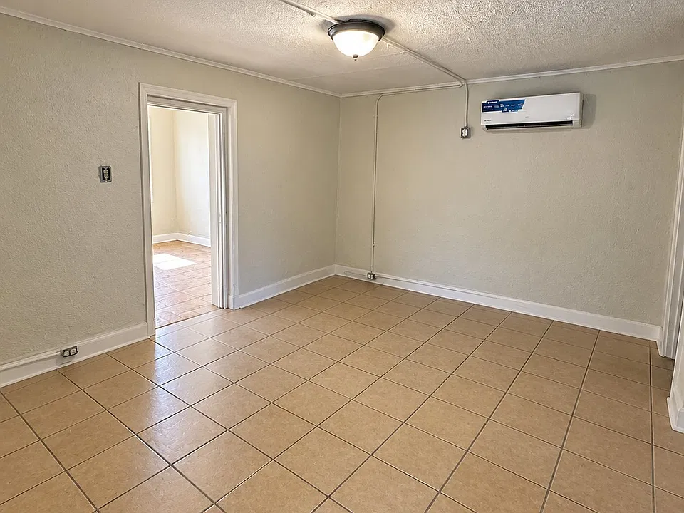8943 Alameda Ave #4