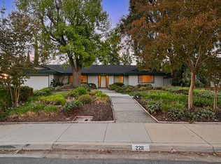 2211 N La Paz Dr, Claremont, CA 91711