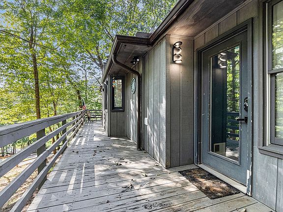 3rd image of 220 Fox Den Cir