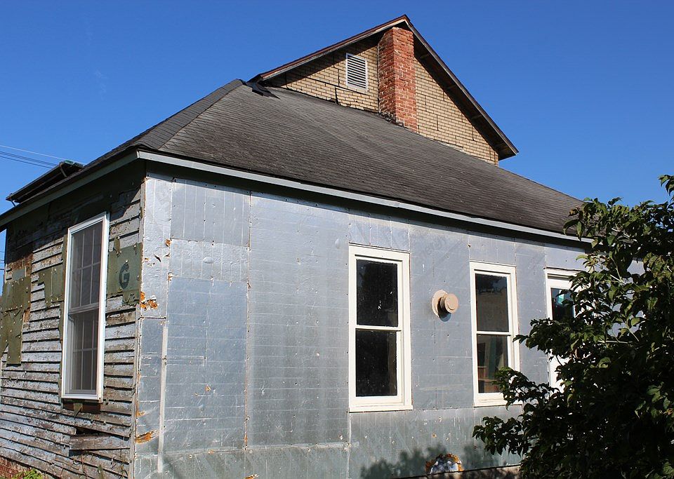 2nd image of 304 N Buffalo St