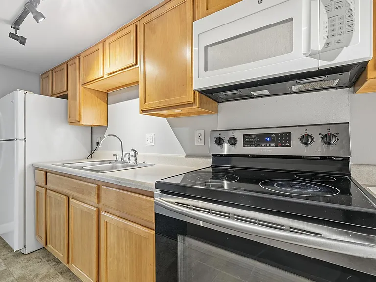 Balsam Avenue Apartments - The Courts — Photo 23