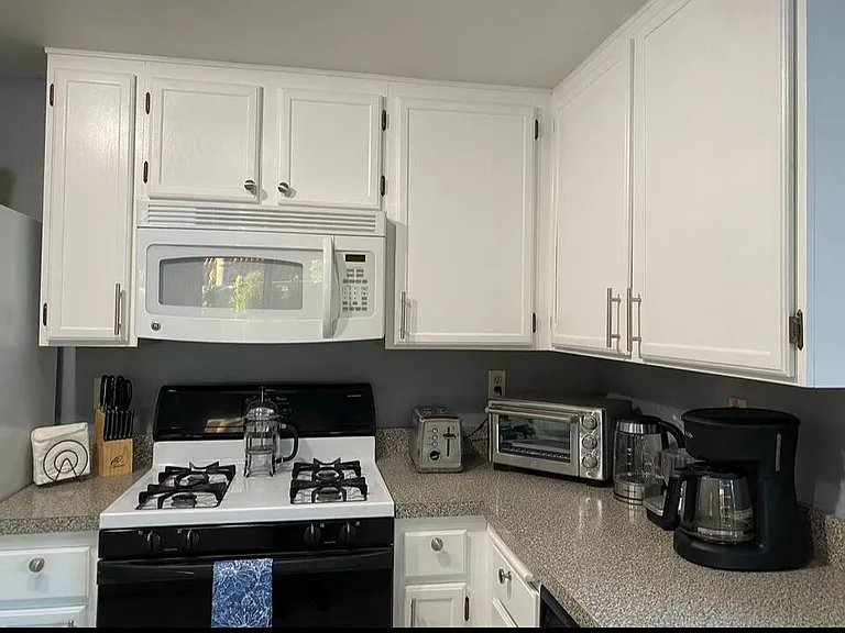 E Francis Dr — Photo 14