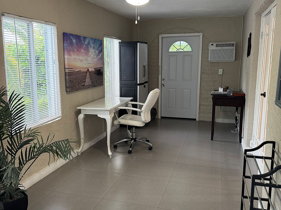 Indoor patio room: View from entrance