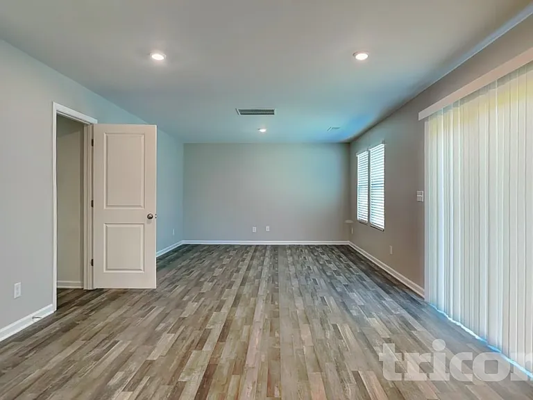 210 Coventry Ct — Photo 2