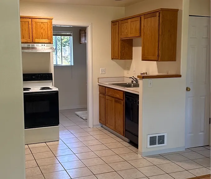 807 SE East Slope Rd — Photo 6