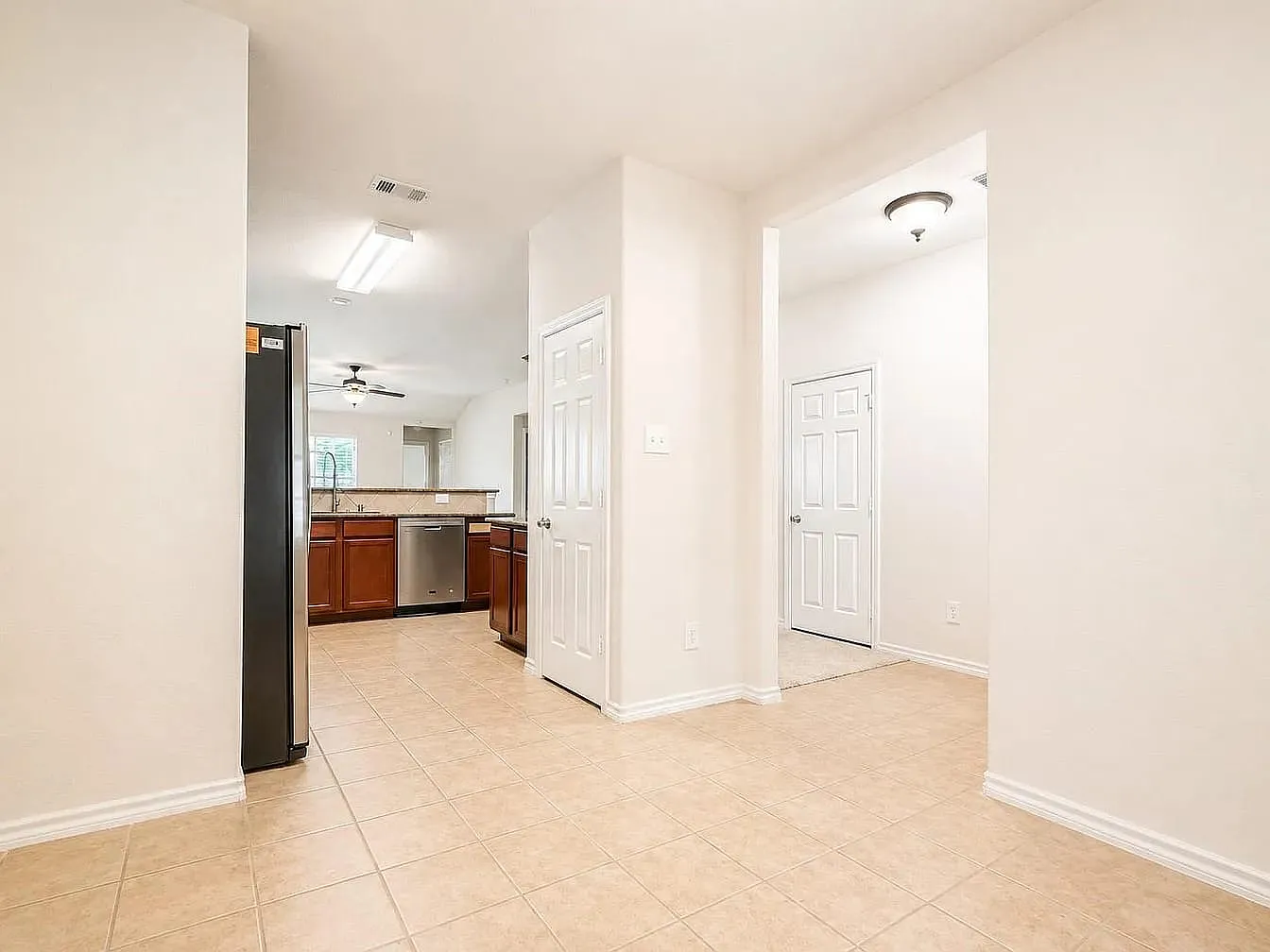 3 bed, 1125 sqft, $2,564 — Photo 3
