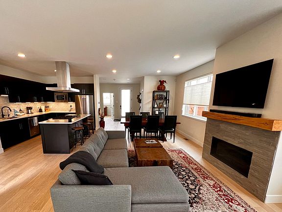 3rd image of 4020 N Zuni St