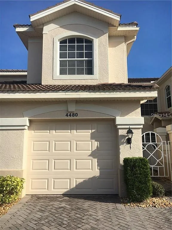 3 bed, 2.0 bath, 1863 sqft, $2,200 — Photo 1