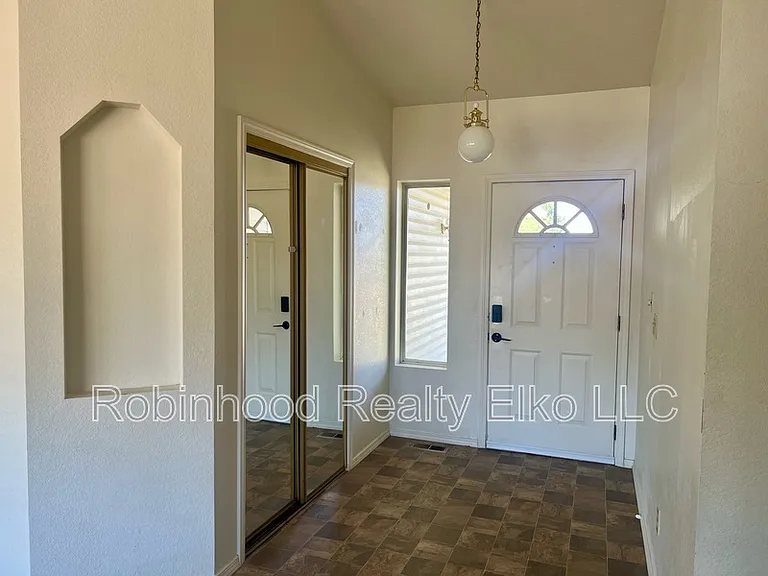 132 Flora Pl — Photo 5