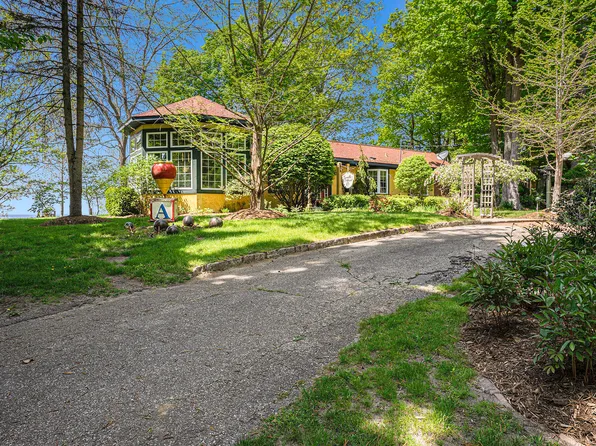 1644 Walker Rd, Fennville, MI 49408