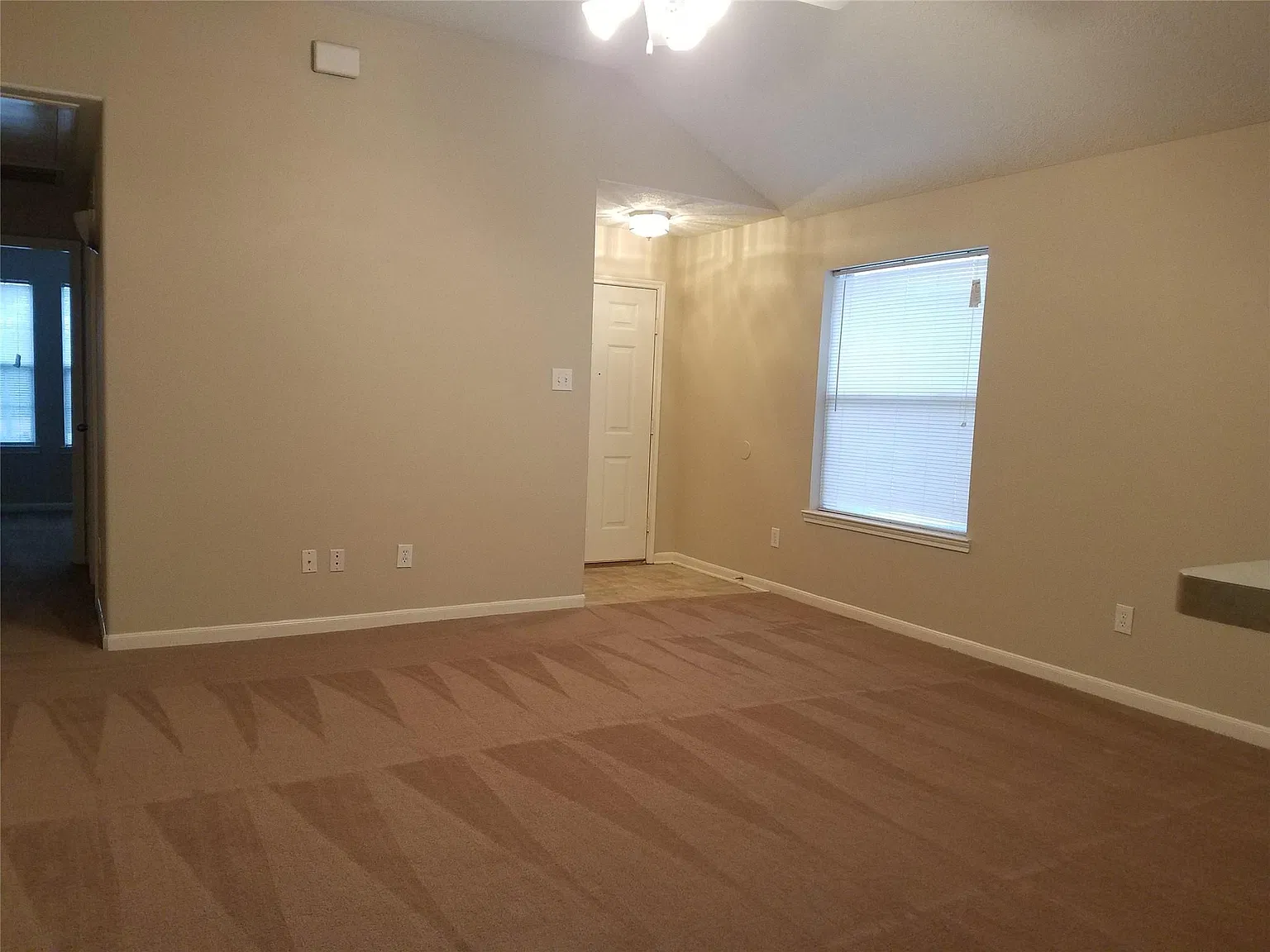 4 bed, 2.0 bath, 1328 sqft, $1,600 — Photo 3