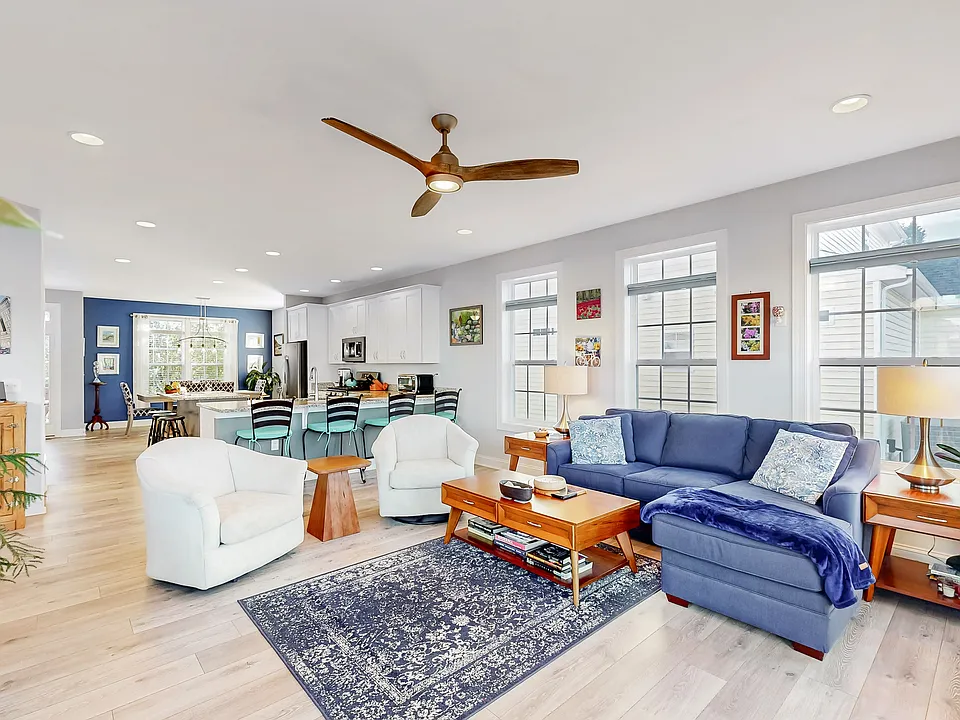 321 Carlton Dr