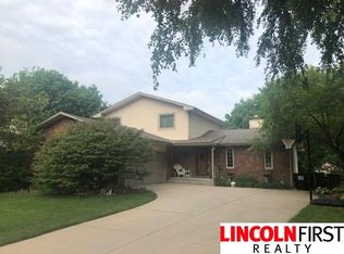 7224 Twin Oaks Rd, Lincoln, NE 68516