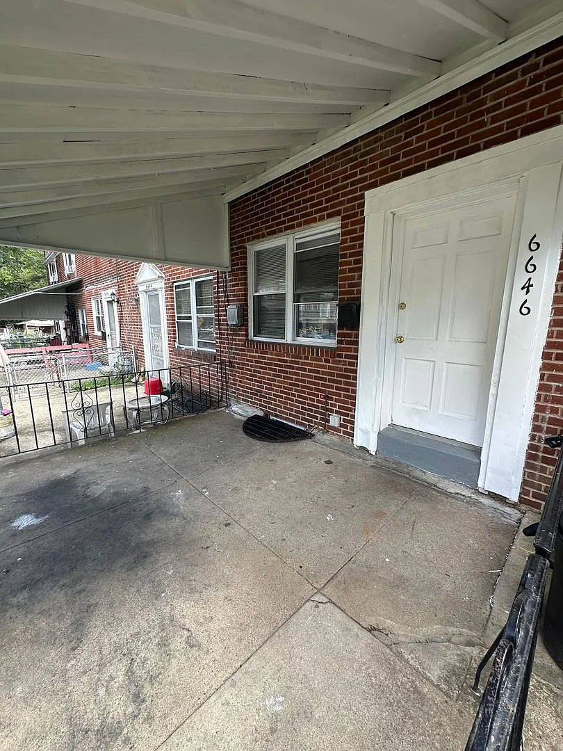 2 Bed/ 1 Bath Row Home with additional room! — Photo 3