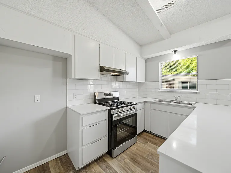 2013 W Fulton St — Photo 3