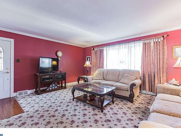 4th image of 826 Pine Hill Ave